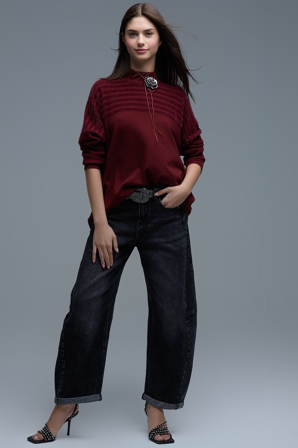 Jersey relajado de cuello alto con rayas texturizadas en burdeos