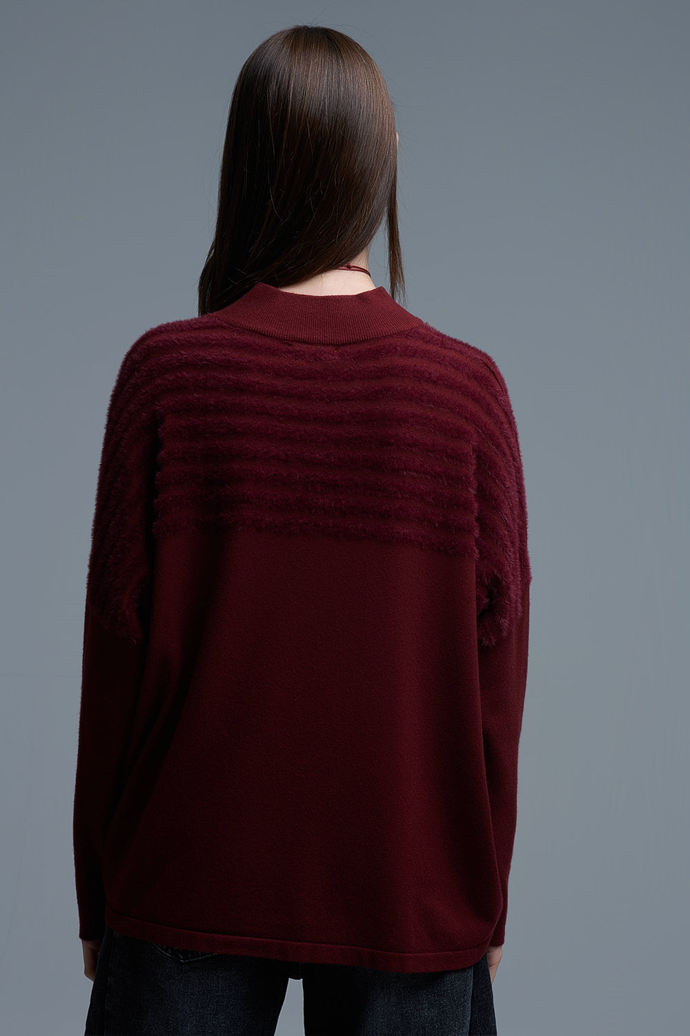 Jersey relajado de cuello alto con rayas texturizadas en burdeos