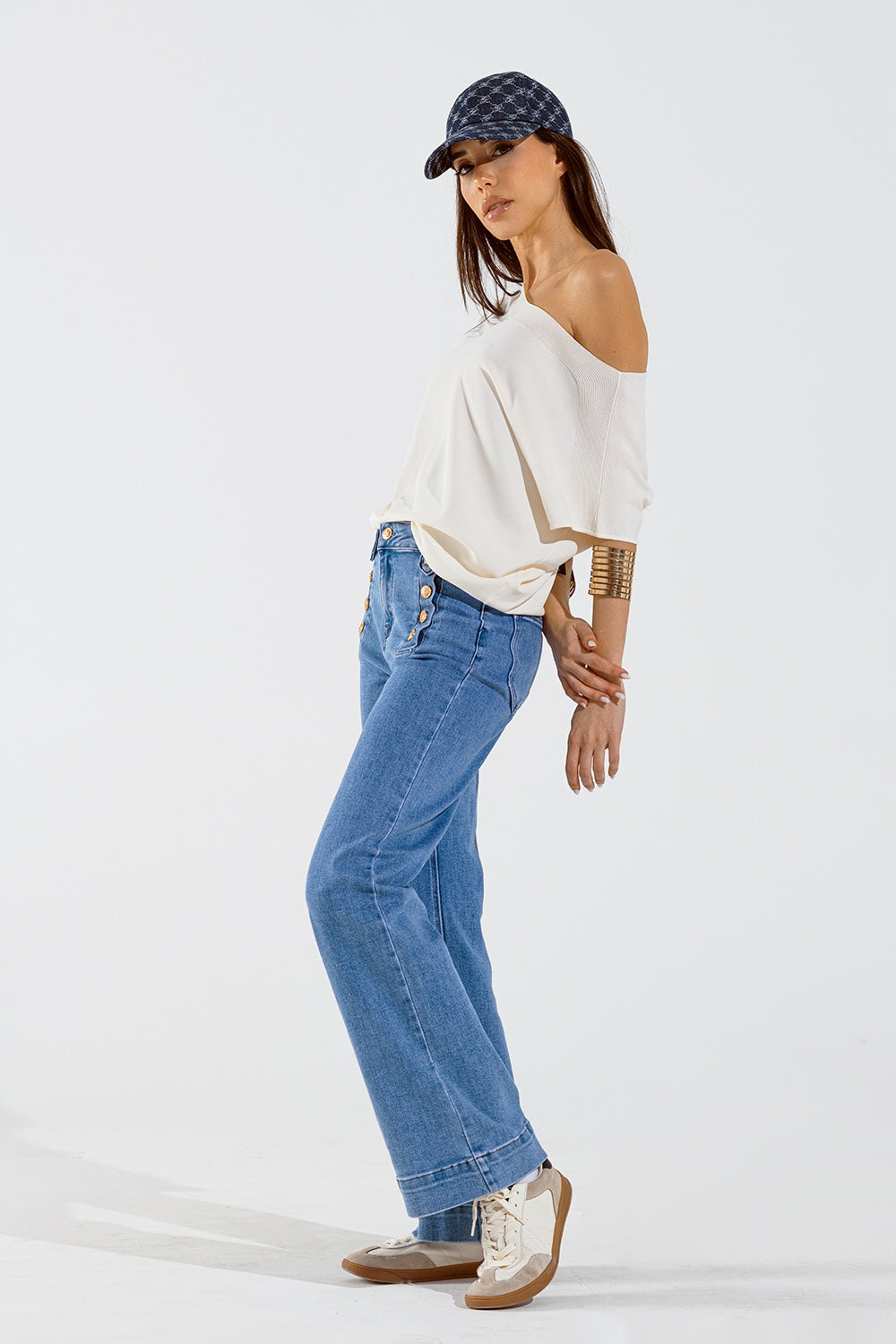 Jersey relajado sin hombros en color crema