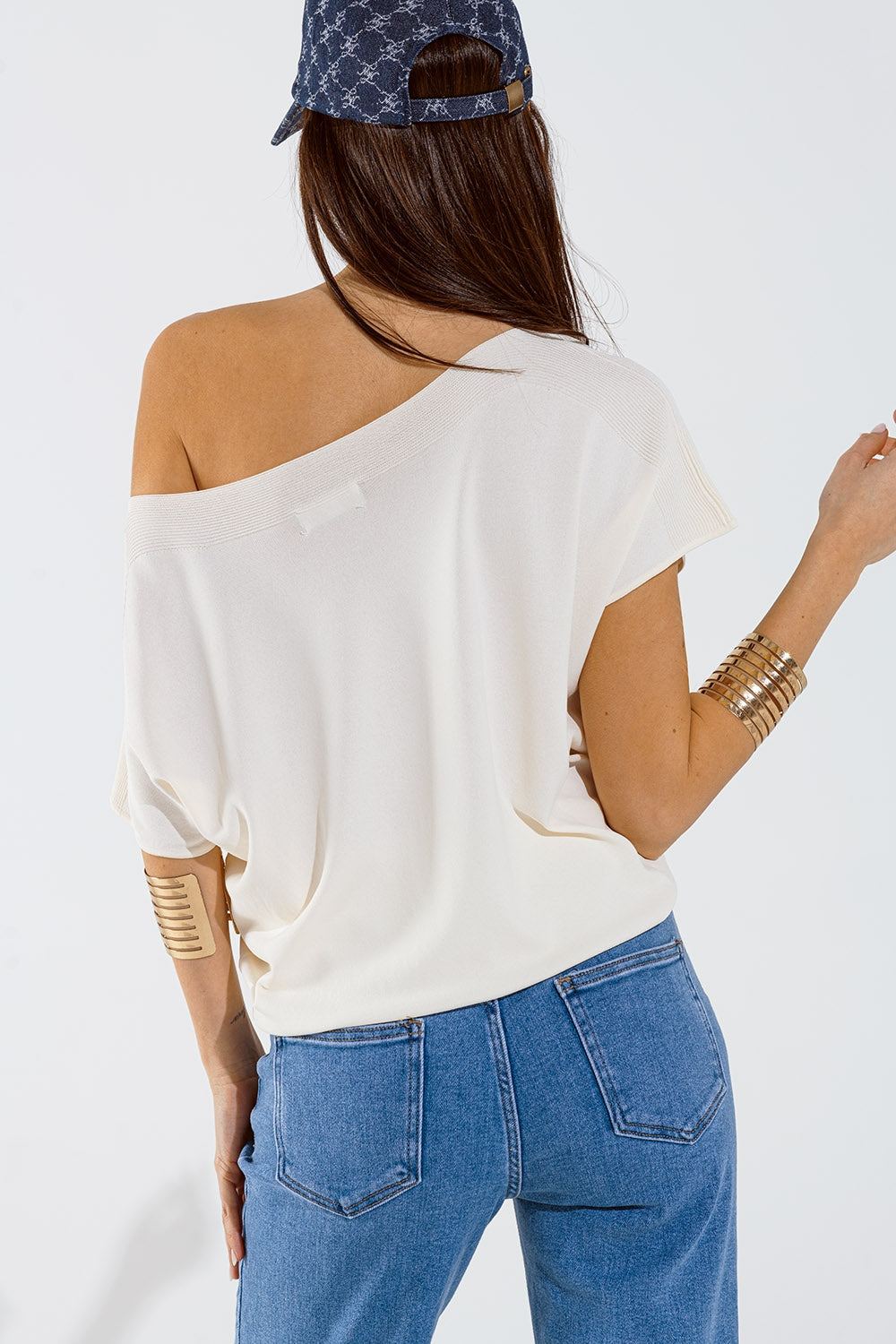 Jersey relajado sin hombros en color crema