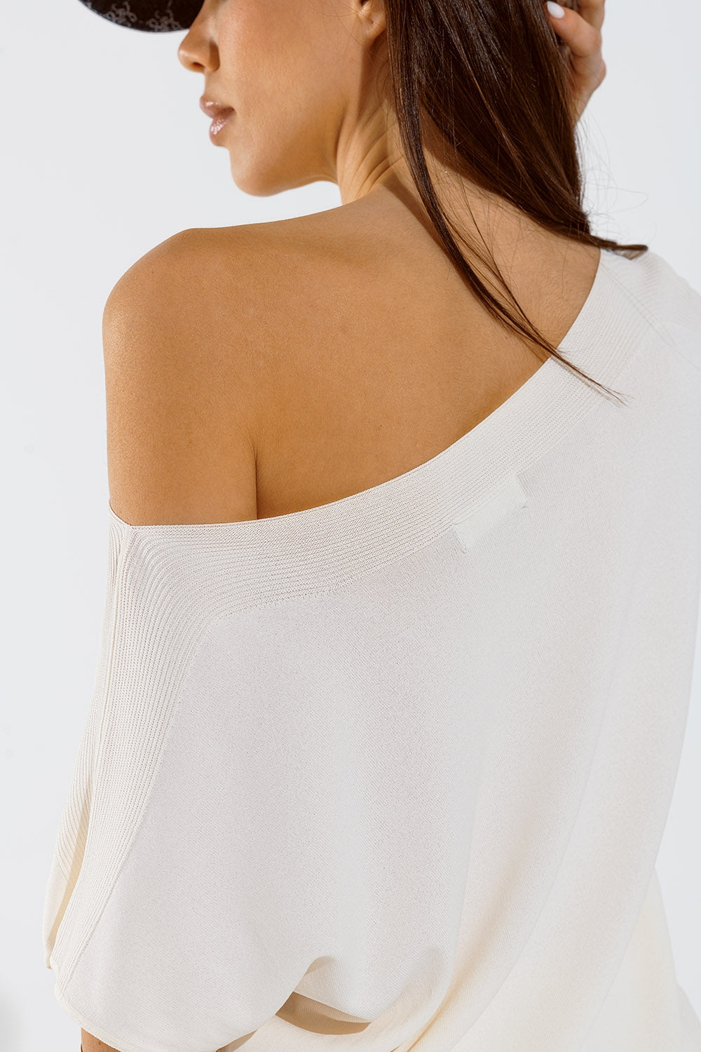 Jersey relajado sin hombros en color crema