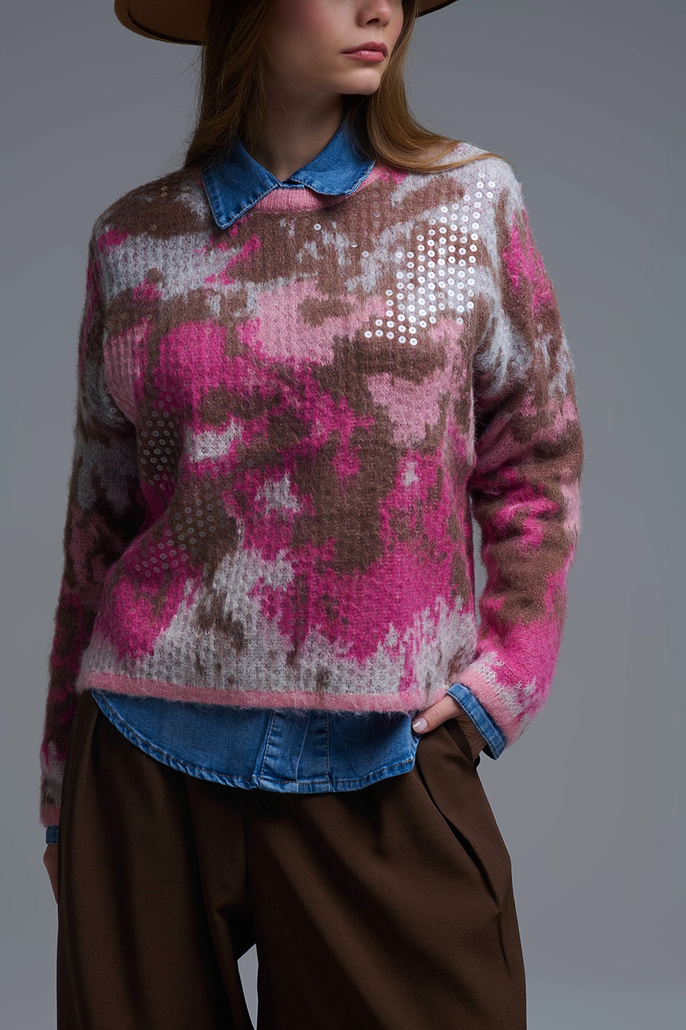 Jersey rosa con estampado animal y lentejuelas
