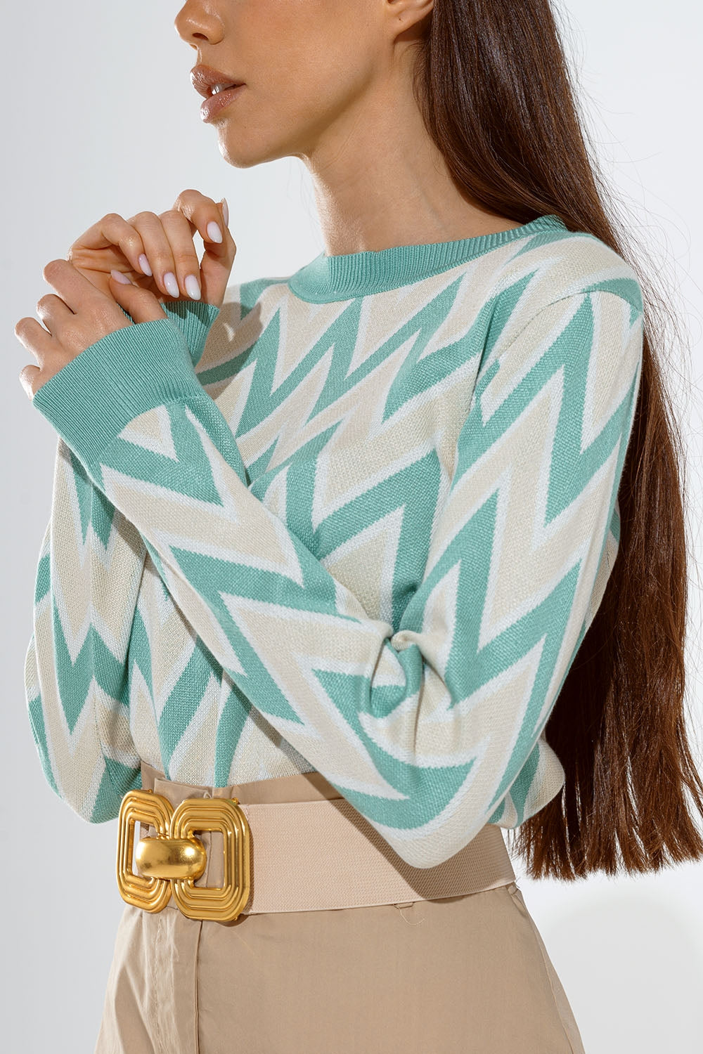 Jersey turquesa con estampado zig zag en beige con detalles blancos