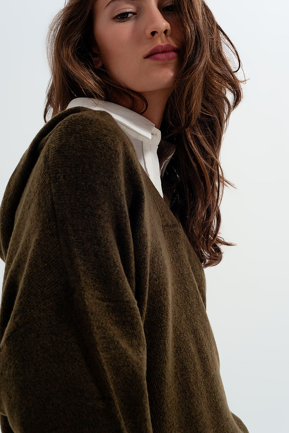 Jersey verde con cuello de pico y capucha