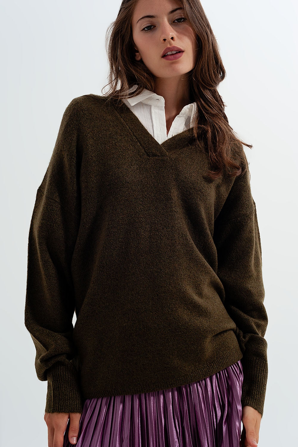 Jersey verde con cuello de pico y capucha