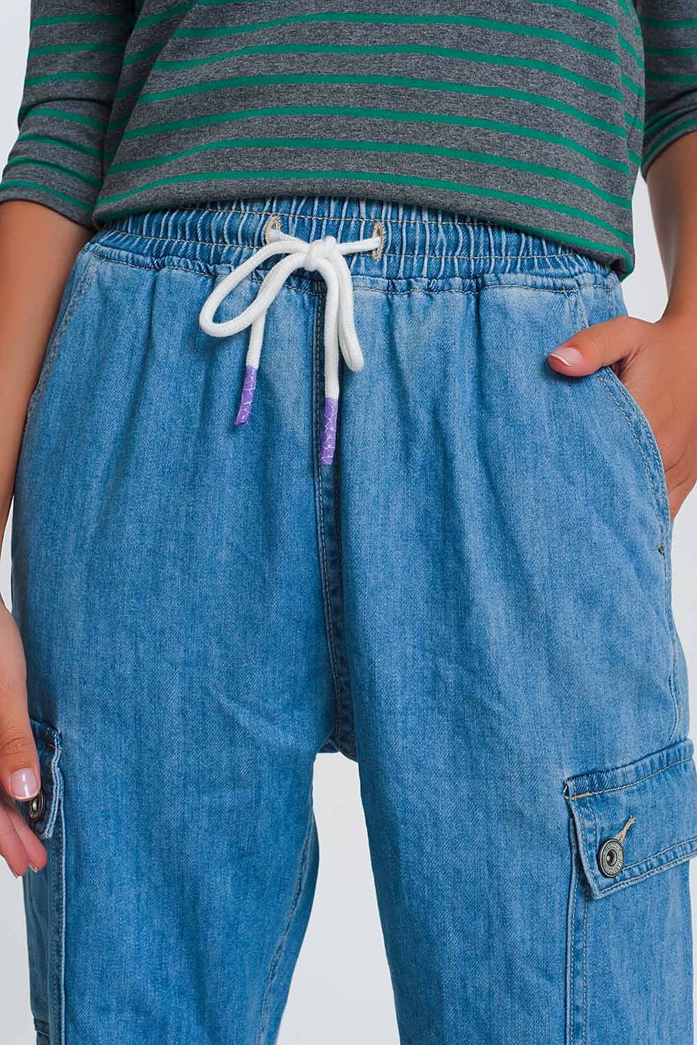 Jogger denim ligero con bolsillos en denim claro