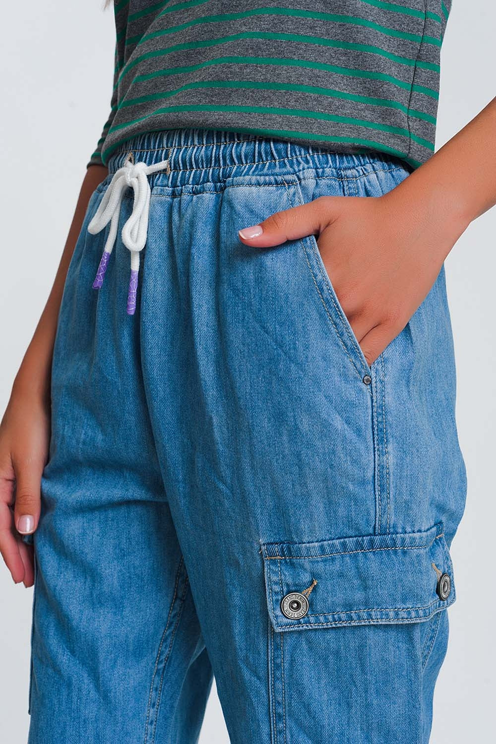 Jogger denim ligero con bolsillos en denim claro