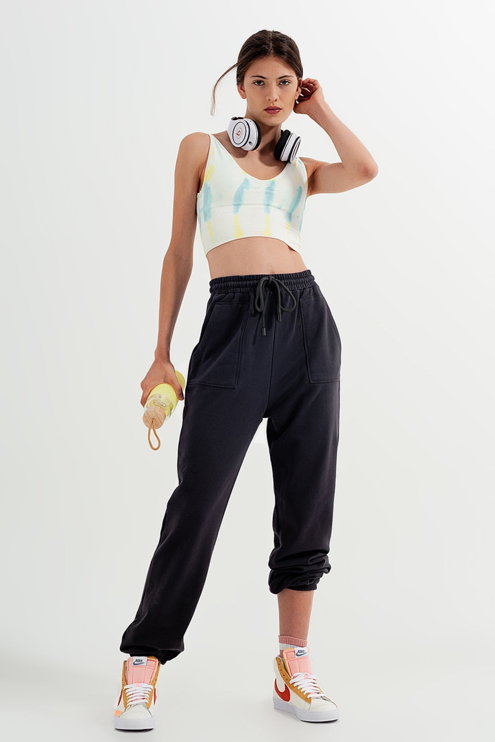 Joggers con cintura elástica en gris oscuro