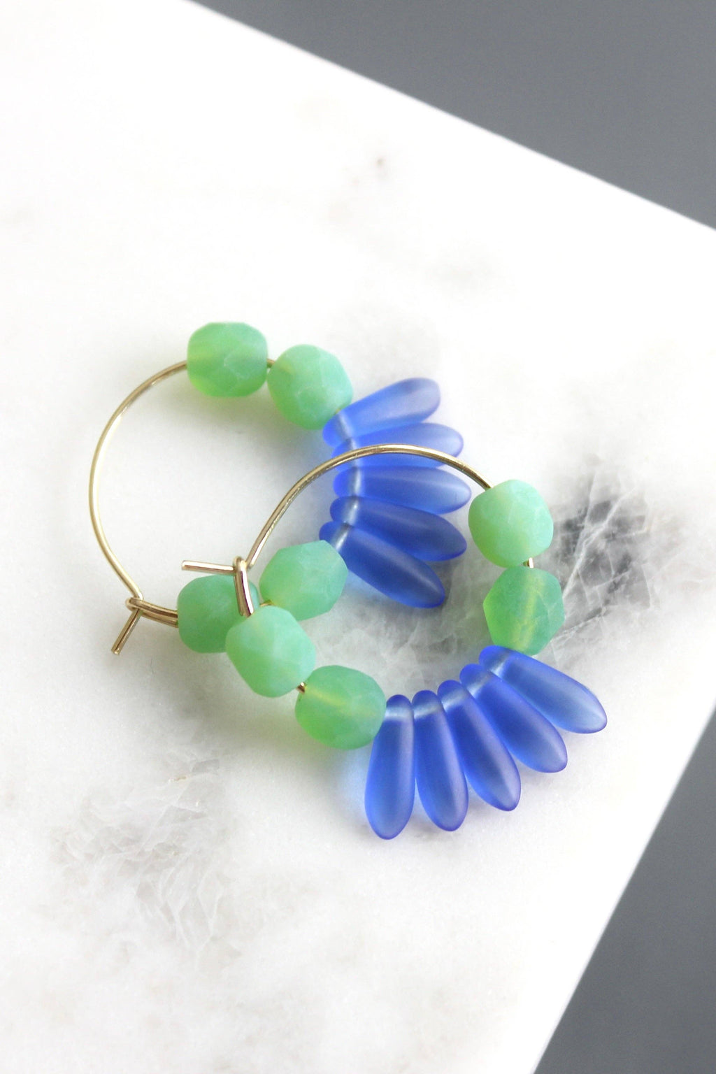 Par de pendientes artesanales hechos en EE. UU. con vidrio checo de colores. Diseño exclusivo de David Aubrey para Ivoluxt.