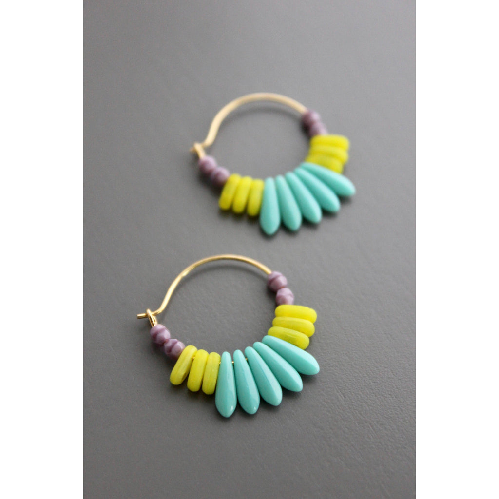 Detalle de cuentas de cristal checo y baño de oro 18k en pendientes David Aubrey. Joyería de diseño americano en España.