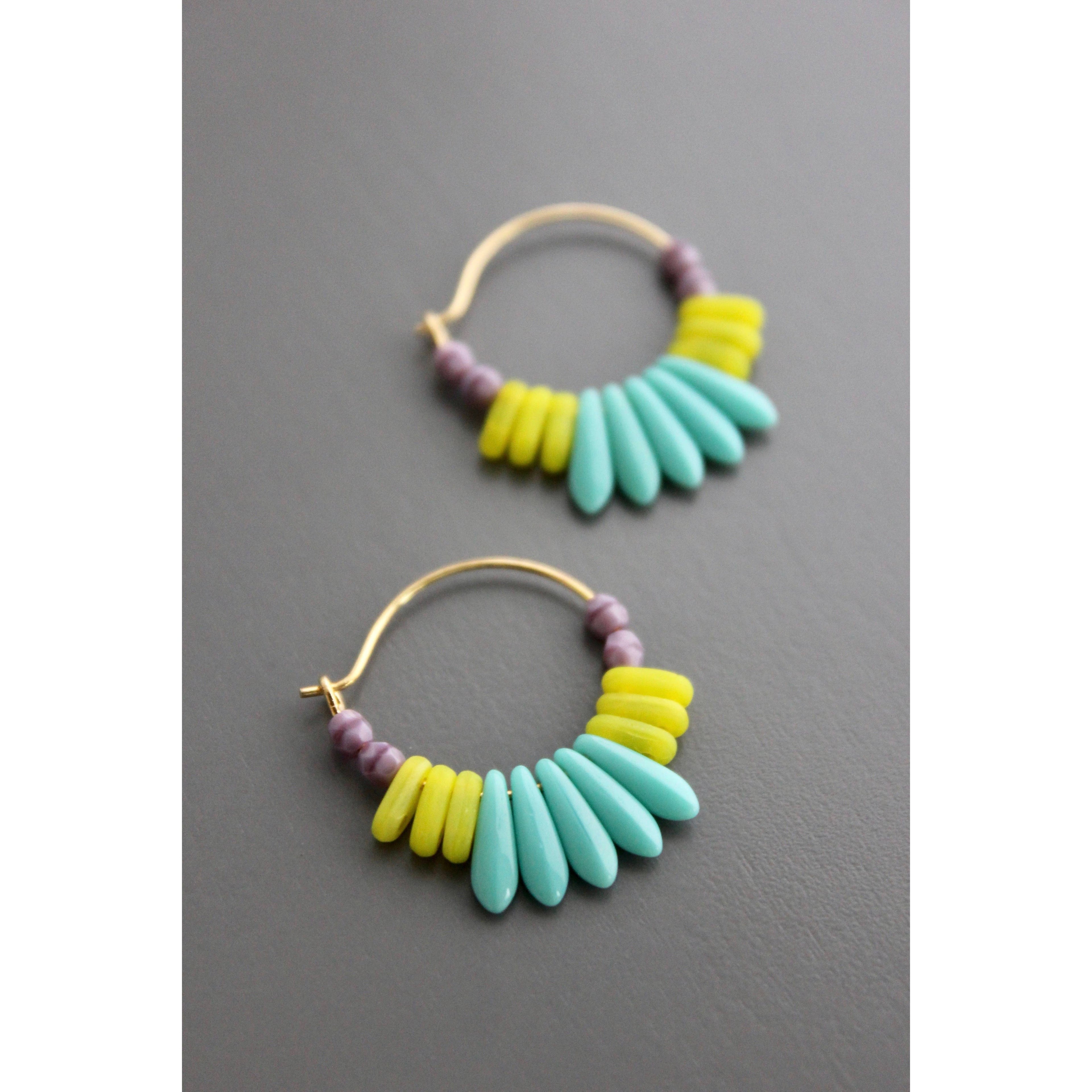 Detalle de cuentas de cristal checo y baño de oro 18k en pendientes David Aubrey. Joyería de diseño americano en España.