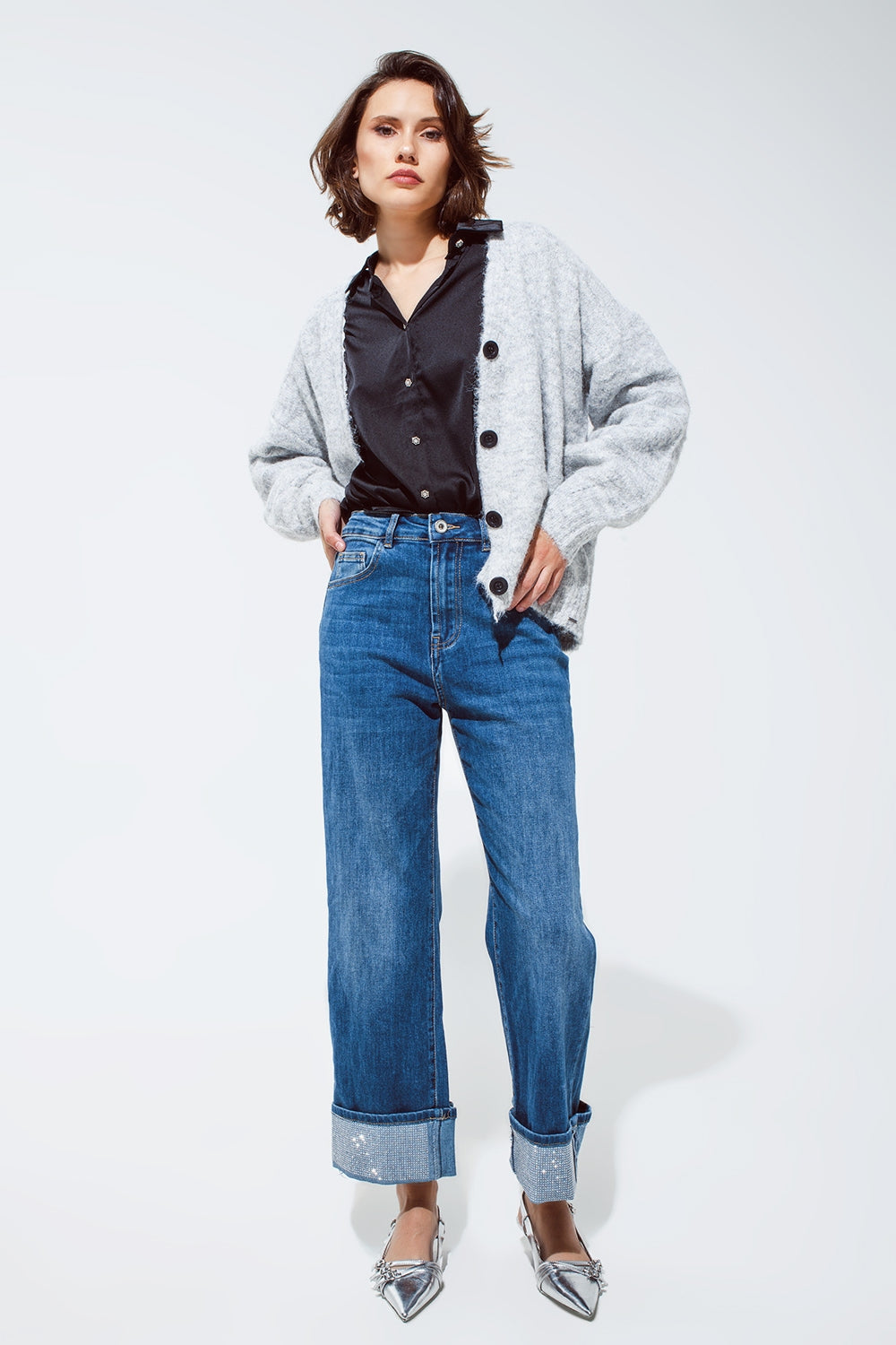 Cárdigan gris con cuello en V con detalle de puntilla