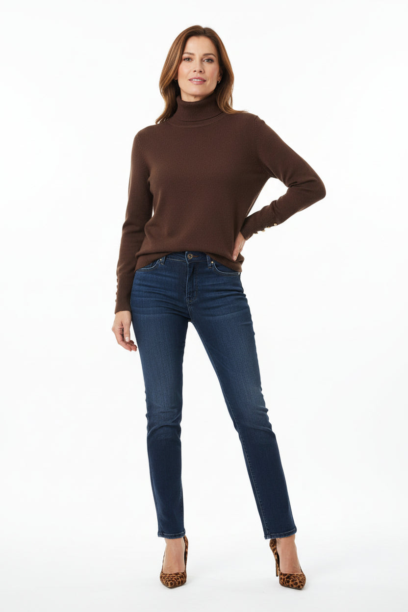 Look casual elegante con jersey de cuello alto marrón, vaqueros azules ajustados y zapatos de tacón de leopardo.