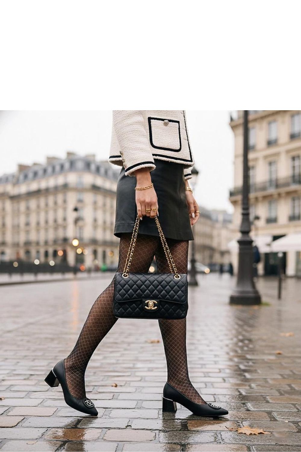  Outfit elegante estilo parisino con falda, bolso acolchado y zapatos de salón negros de tacón cómodo.