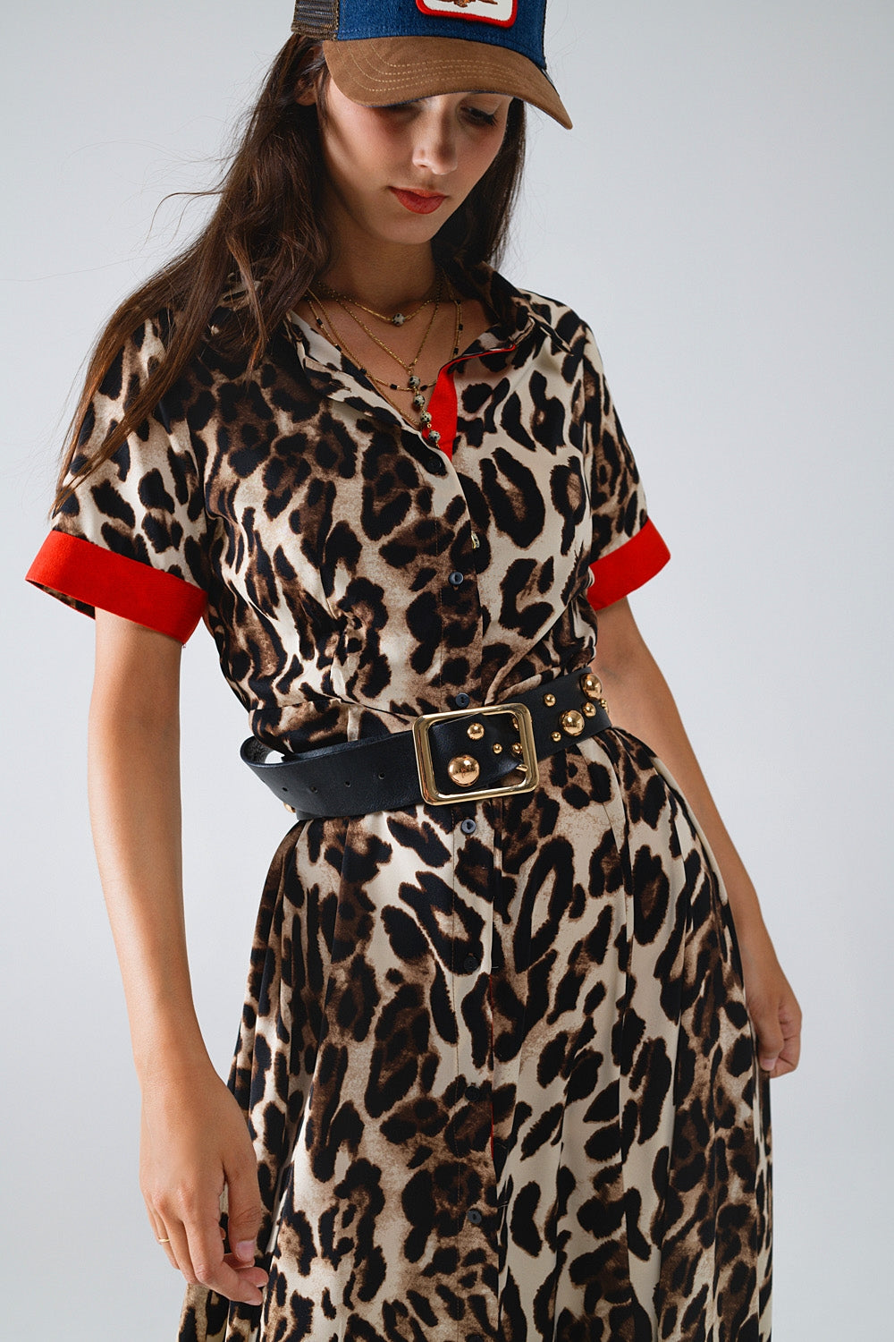 Maxi vestido abotonado de leopardo con detalles rojos