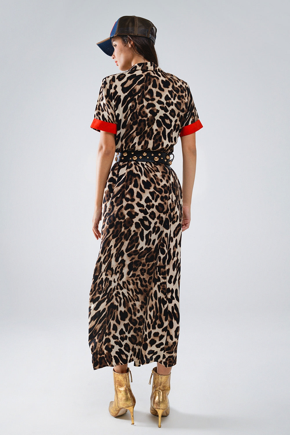 Maxi vestido abotonado de leopardo con detalles rojos