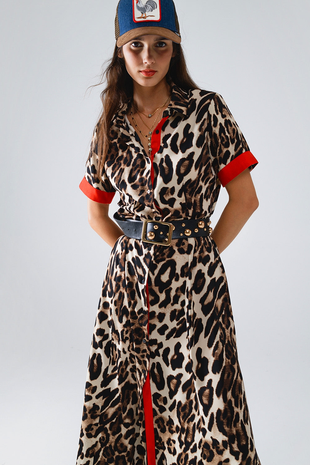 Maxi vestido abotonado de leopardo con detalles rojos