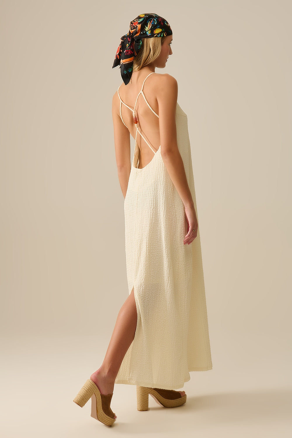 Maxi Vestido con Tirantes y Cuentas en Crema