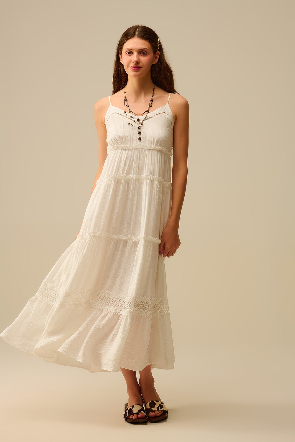 Maxivestido con capas e inserciones de encaje en blanco