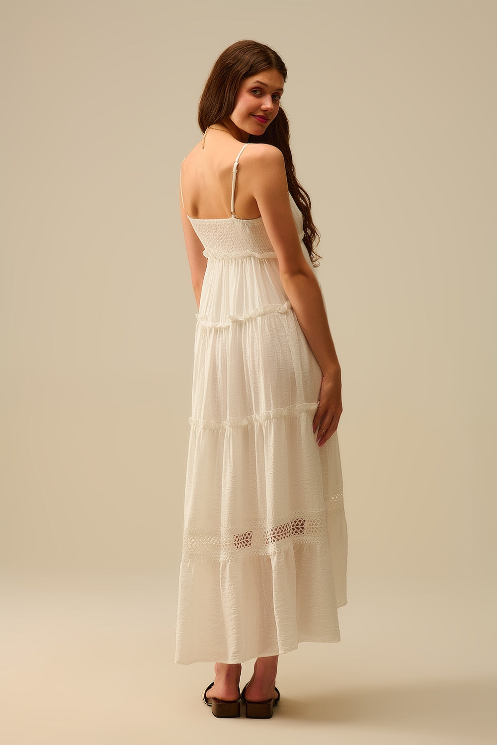 Maxivestido con capas e inserciones de encaje en blanco