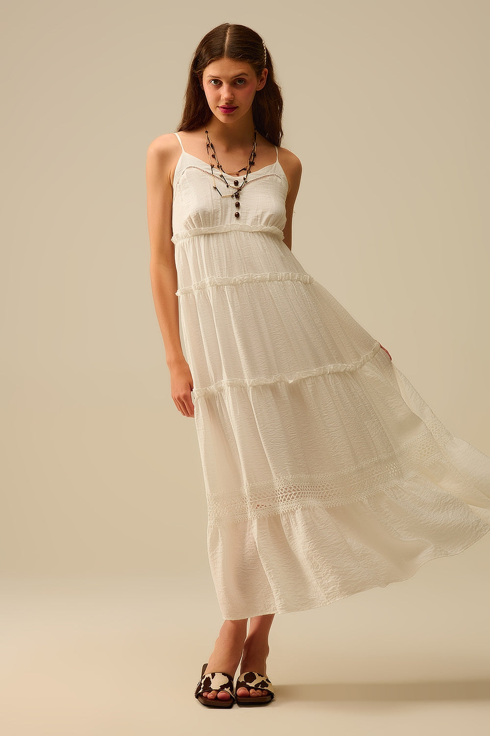 Maxivestido con capas e inserciones de encaje en blanco