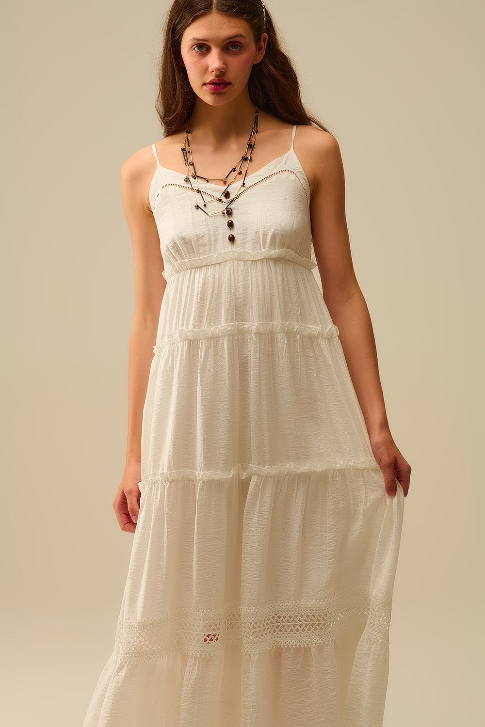 Maxivestido con capas e inserciones de encaje en blanco