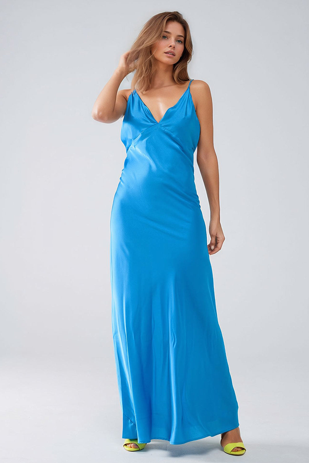 Vestido de fiesta largo azul cielo con brillo sutil y diseño minimalista