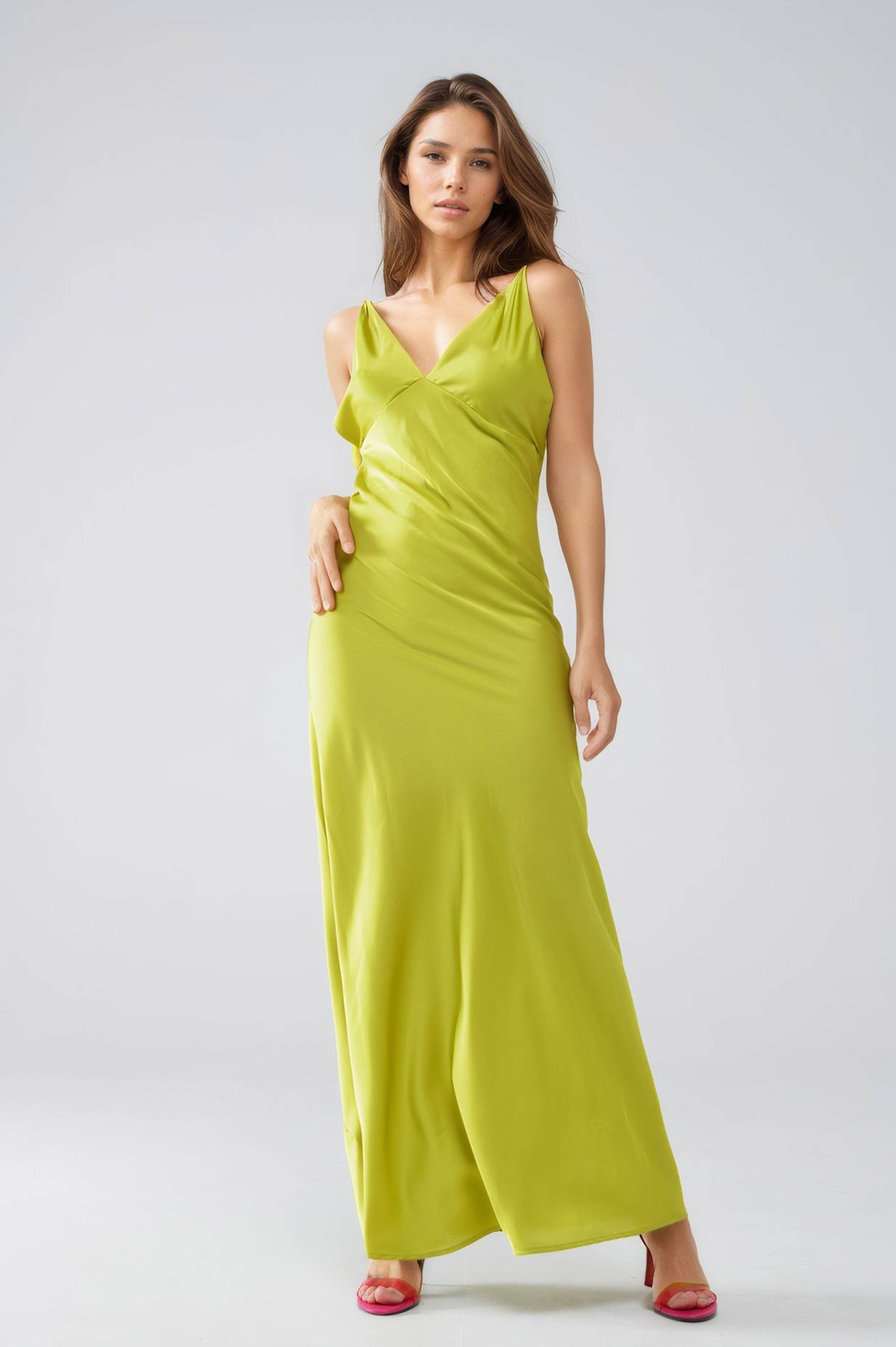 Maxivestido de satén con tirantes en verde lima