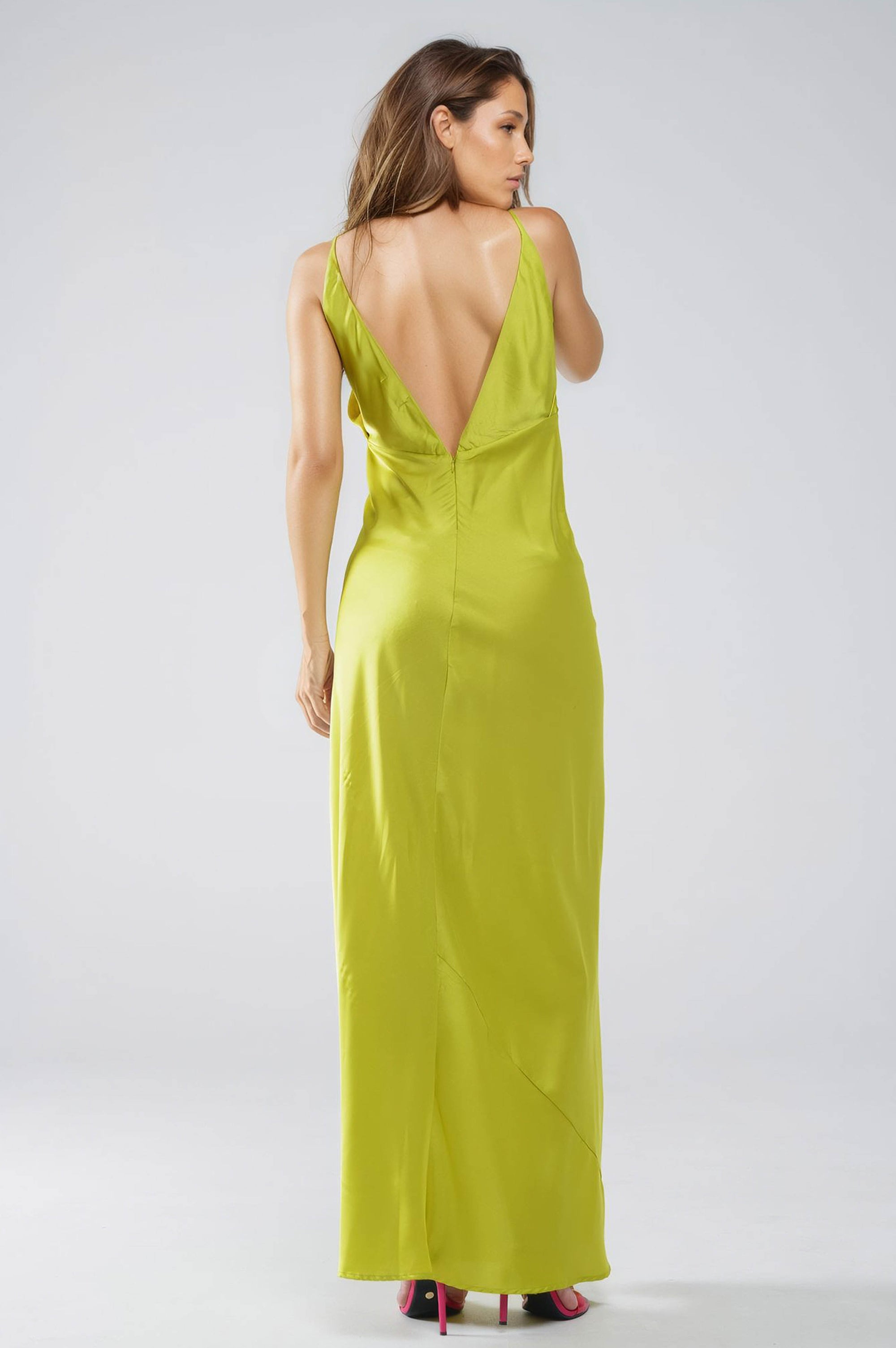 Vista del vestido verde lima satinado con caída fluida y detalle de espalda