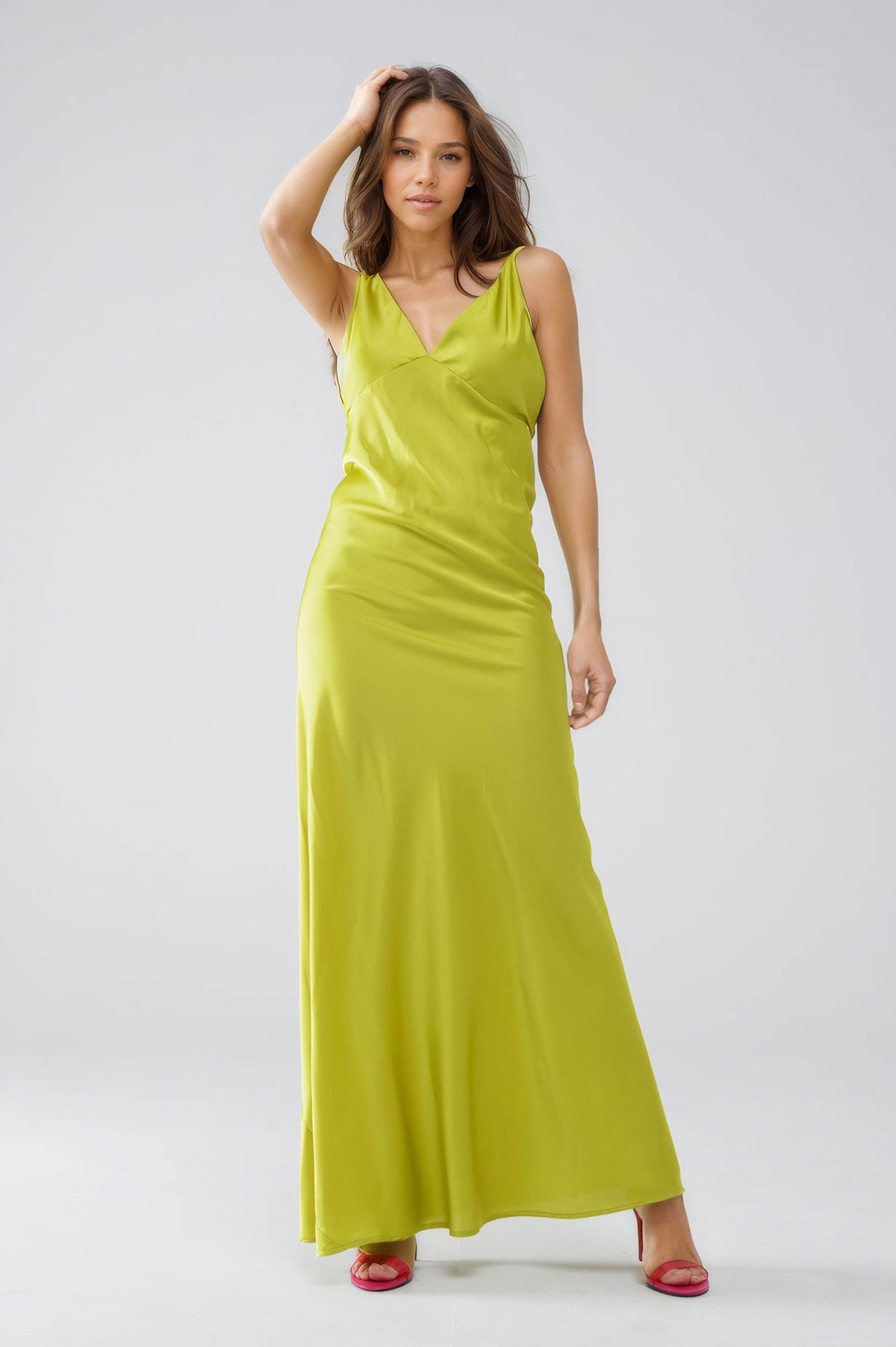 Mujer con vestido largo verde lima satinado y escote en V
