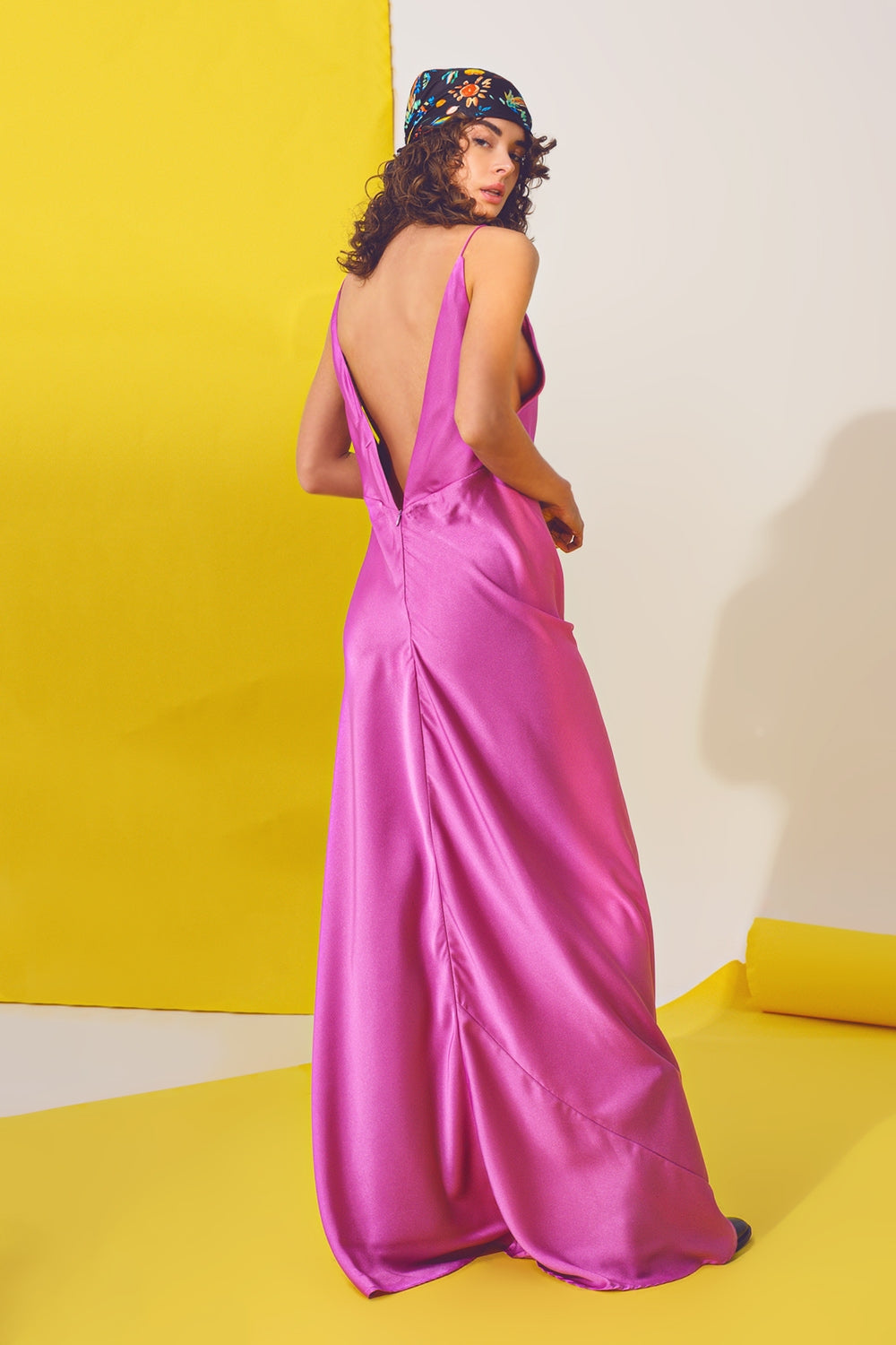 Vista trasera de vestido rosa con espalda descubierta en pico profundo