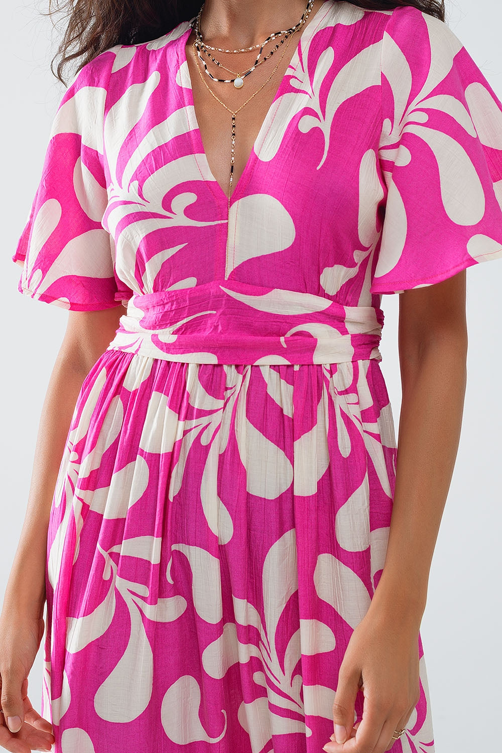 Maxivestido fucsia con estampado floral y espalda abierta