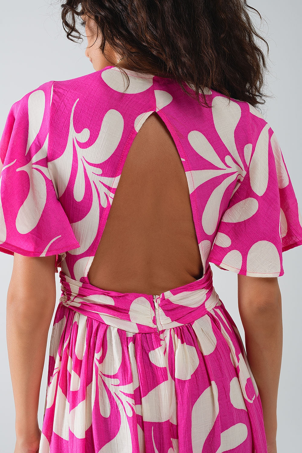 Maxivestido fucsia con estampado floral y espalda abierta