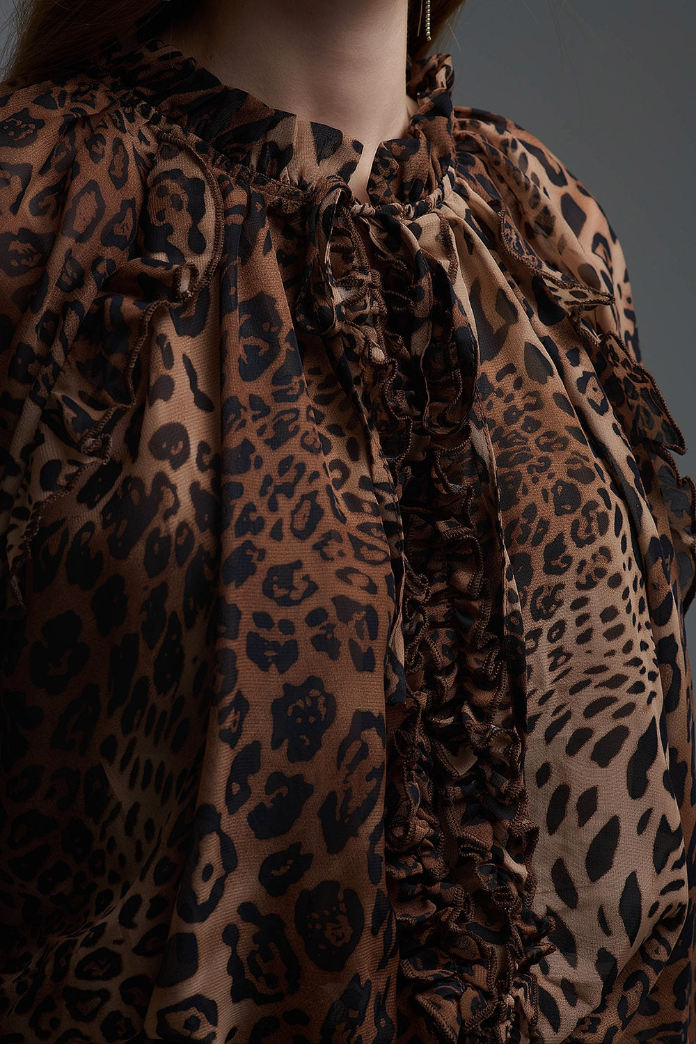 Mini vestido de gasa con estampado de leopardo y detalles de volantes