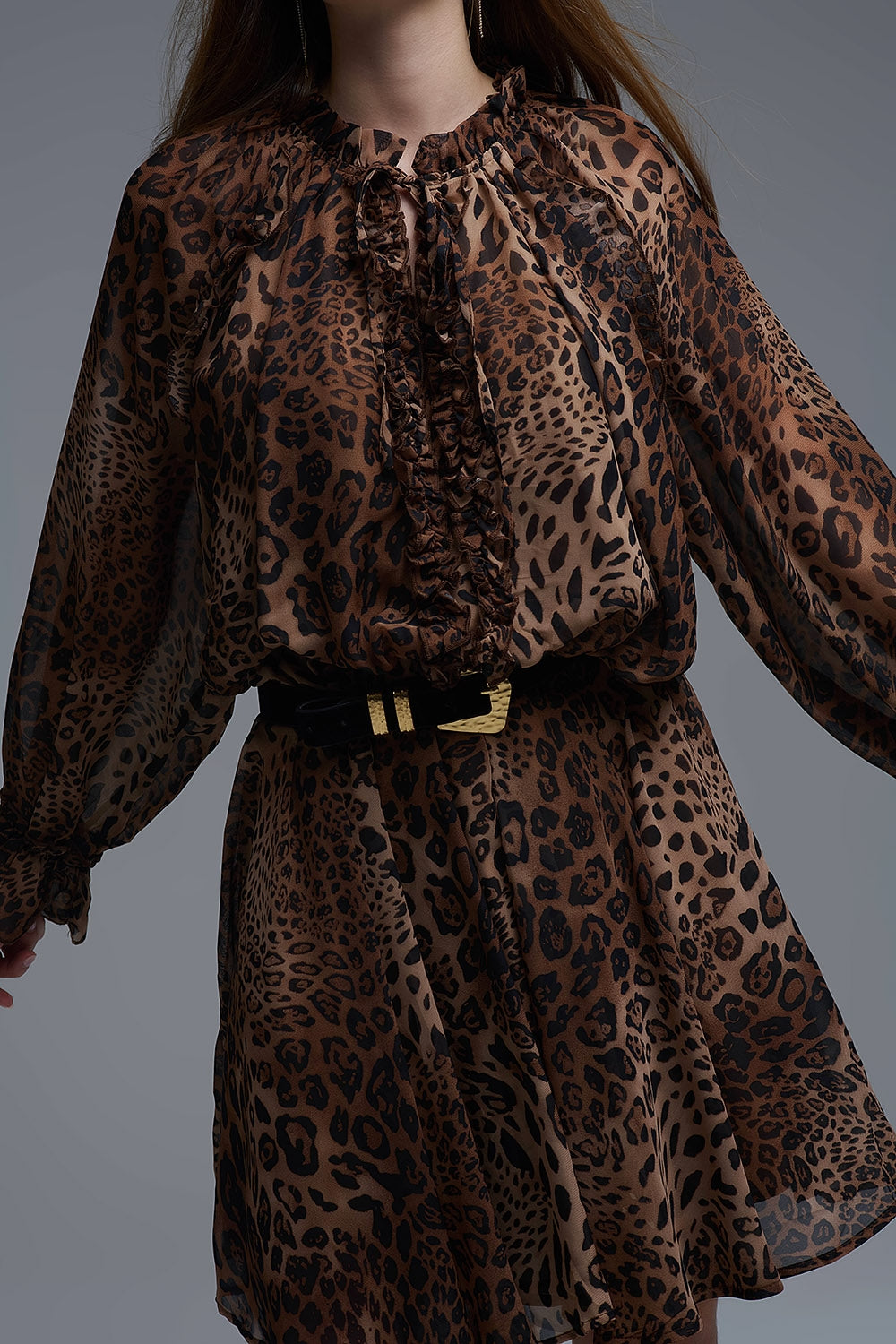 Mini vestido de gasa con estampado de leopardo y detalles de volantes