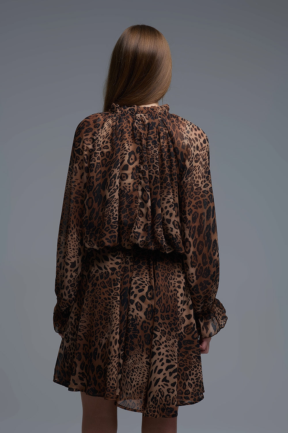 Mini vestido de gasa con estampado de leopardo y detalles de volantes