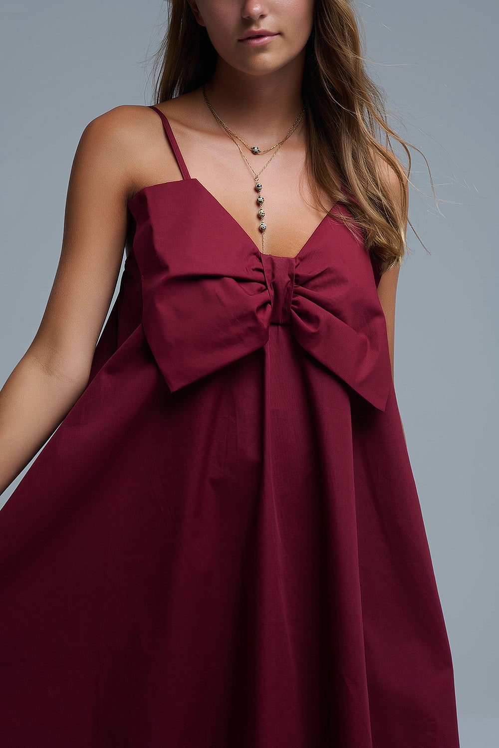Minivestido de popelina burdeos con detalle de gran lazo
