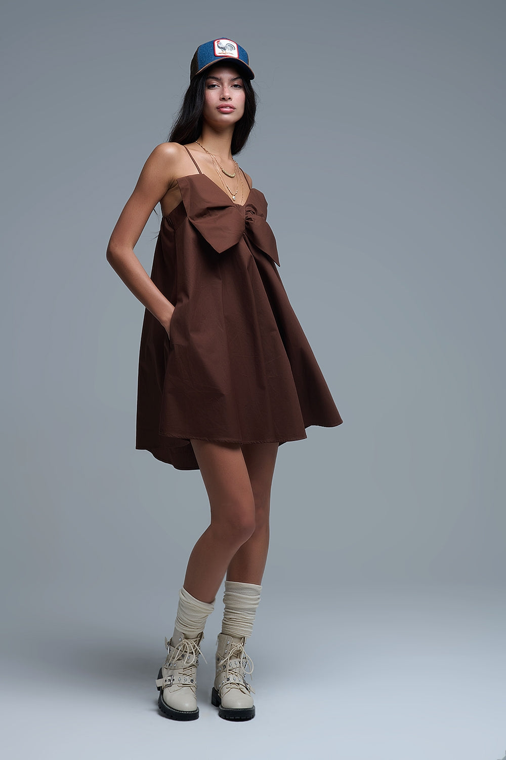 Minivestido de popelina marrón con detalle de gran lazo