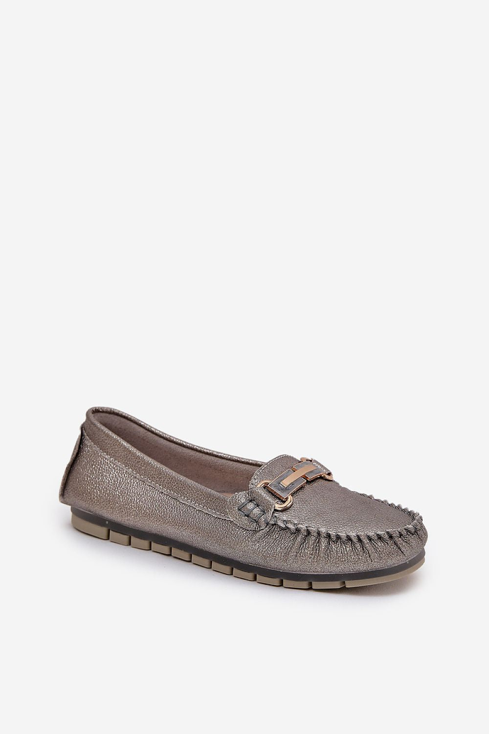  Mocasines plateados de mujer con detalle metálico y cuero natural, elegancia y comodidad en cada paso.