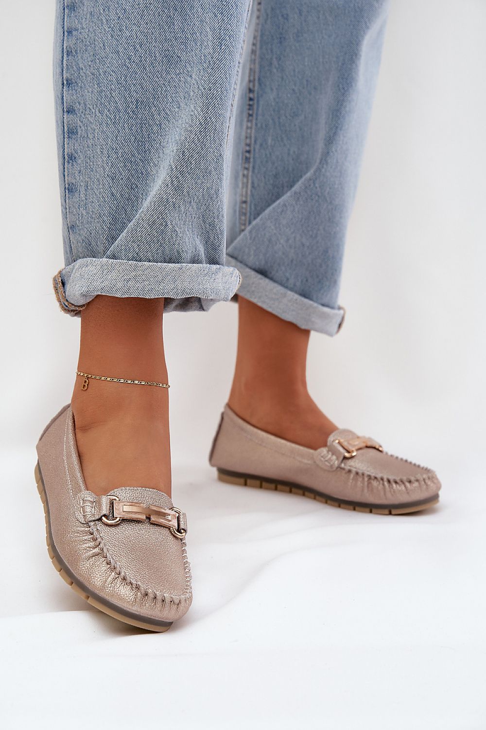 Mocasines dorados de mujer, diseño en cuero natural, perfectos para el día a día.