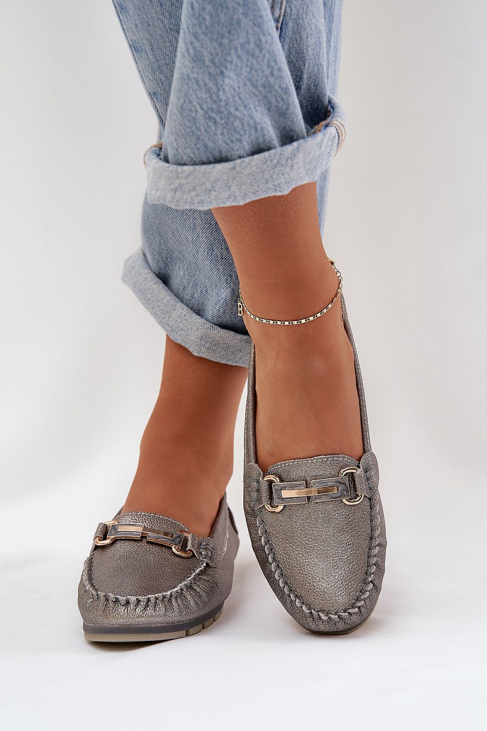  Mocasines plateados de mujer con detalle metálico y cuero natural, elegancia y comodidad en cada paso.