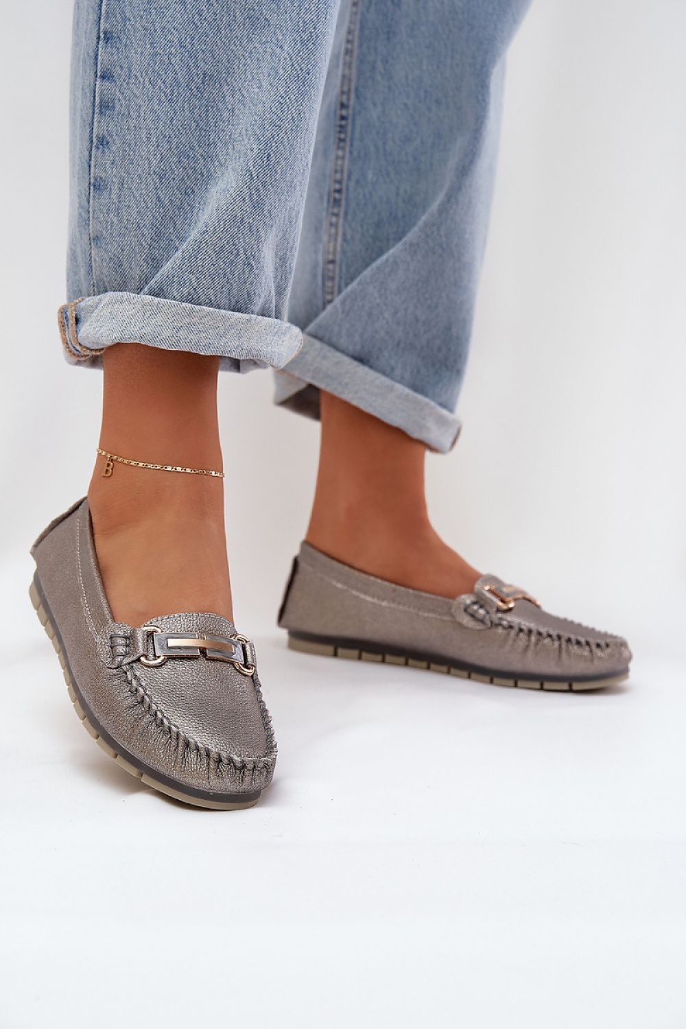  Mocasines plateados de mujer con detalle metálico y cuero natural, elegancia y comodidad en cada paso.