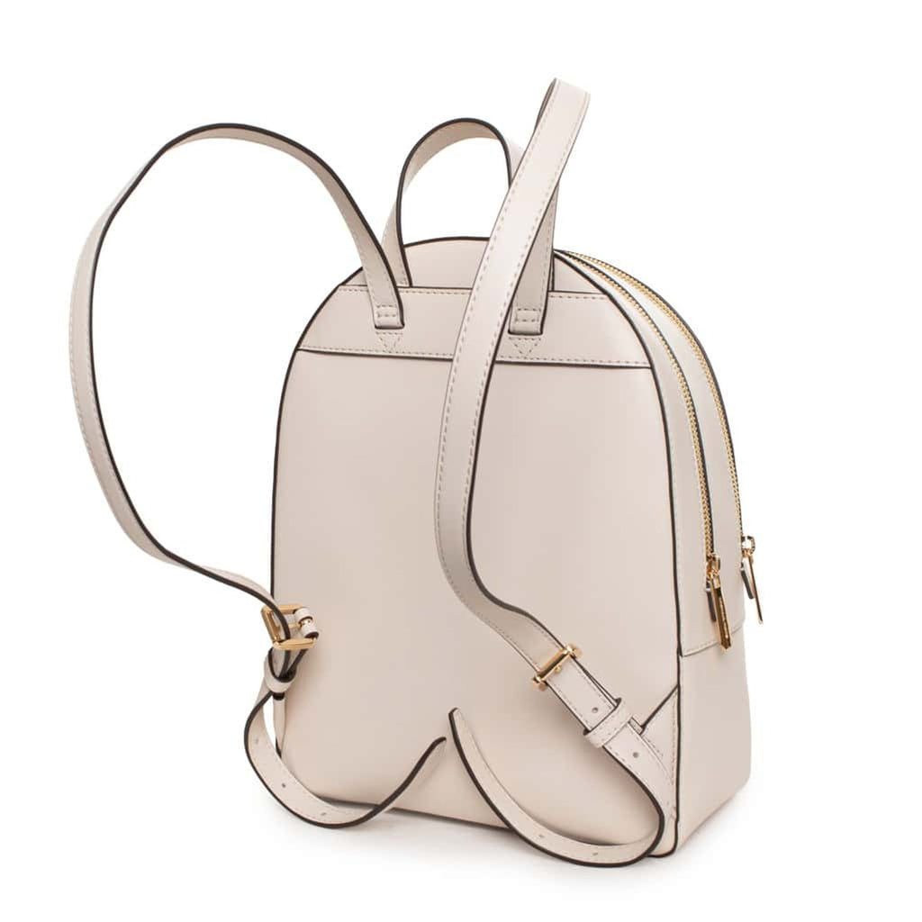 Mochila Michael Kors beige claro vista lateral con asas ajustables.