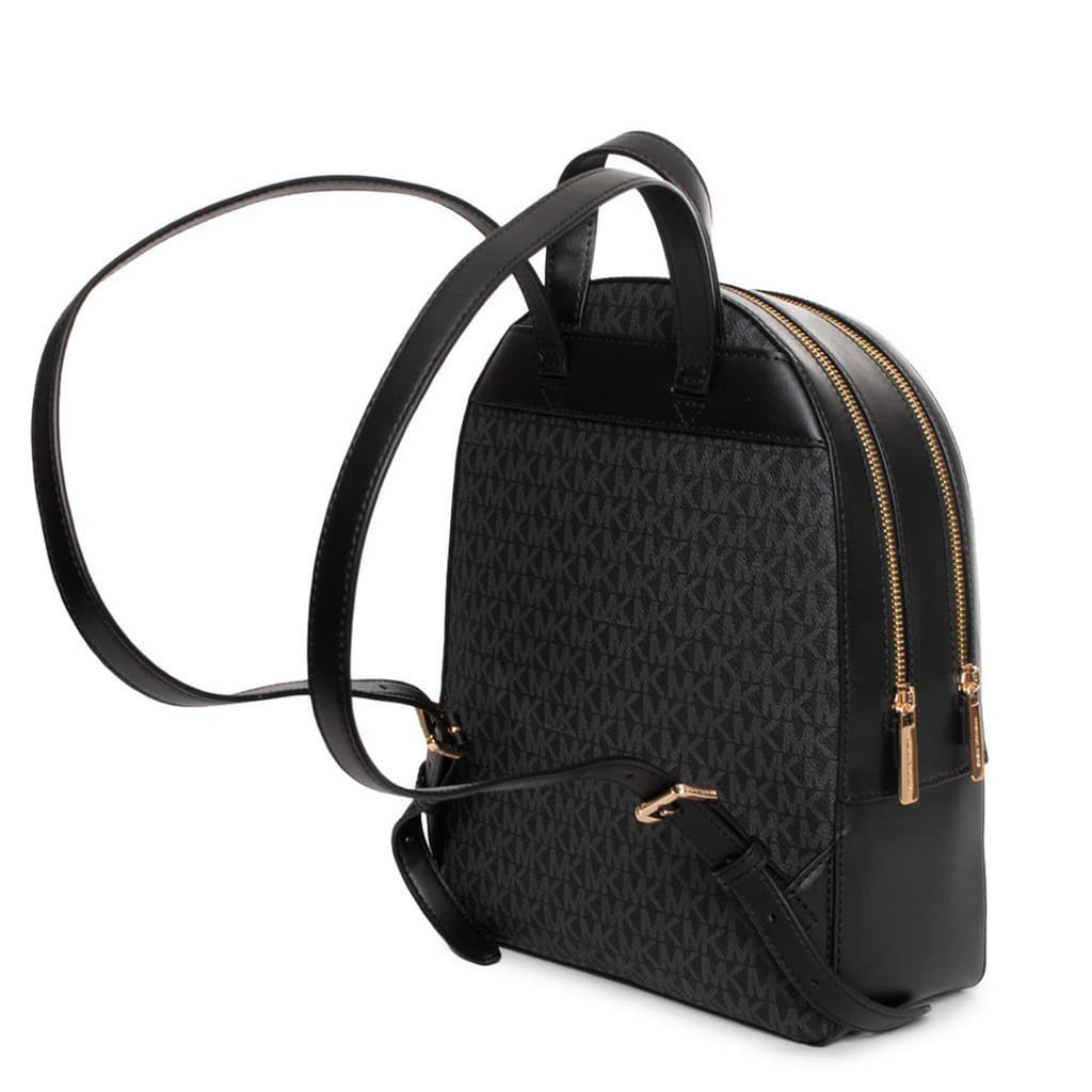 Mochila Michael Kors negra con correas ajustables vista trasera