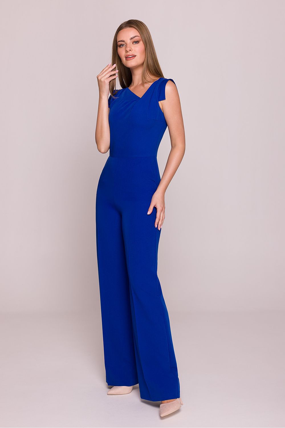  Jumpsuit azul cobalto con escote asimétrico y pantalón de pinzas ancho
