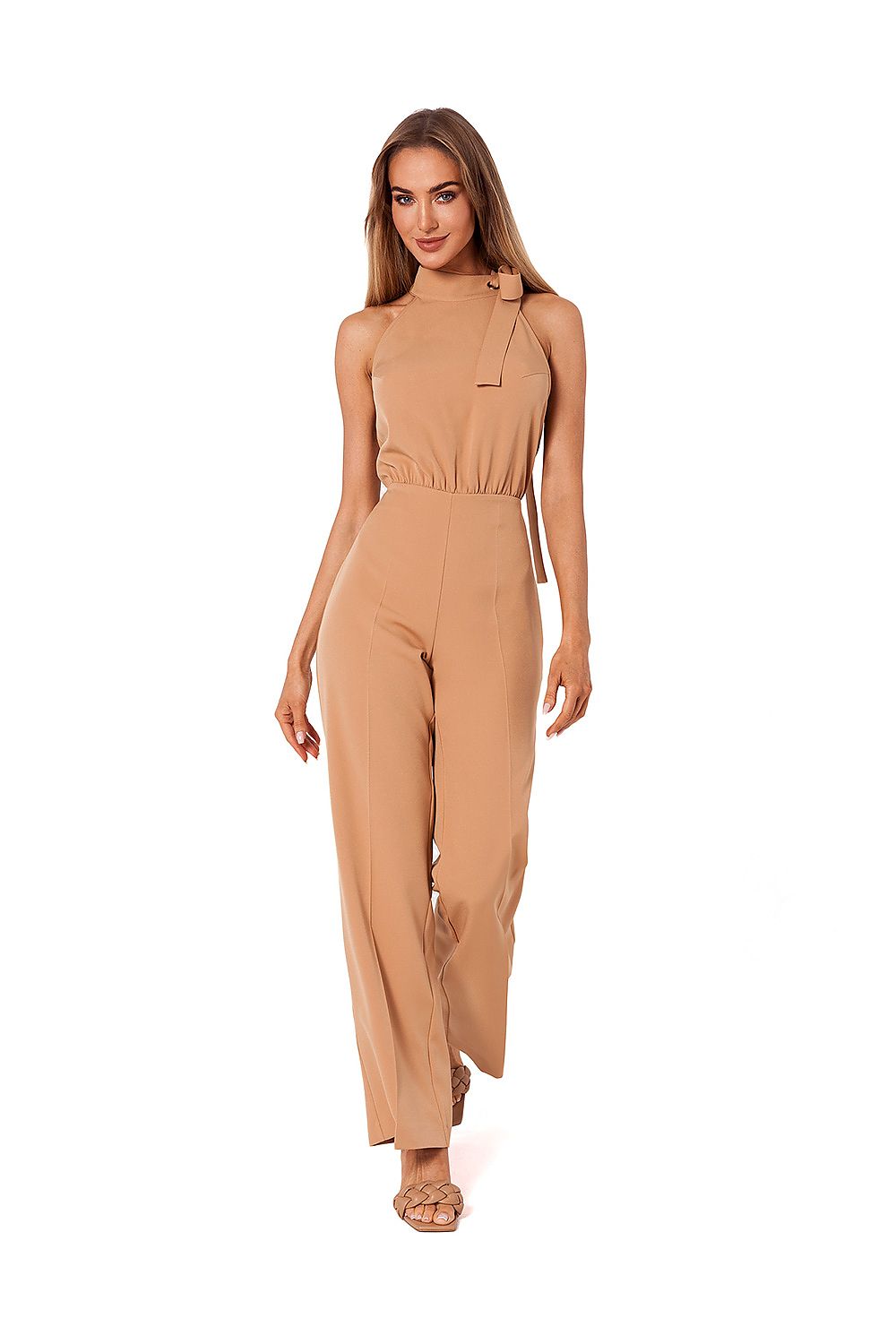 Mono beige con escote halter y lazo al hombro, ideal para eventos.