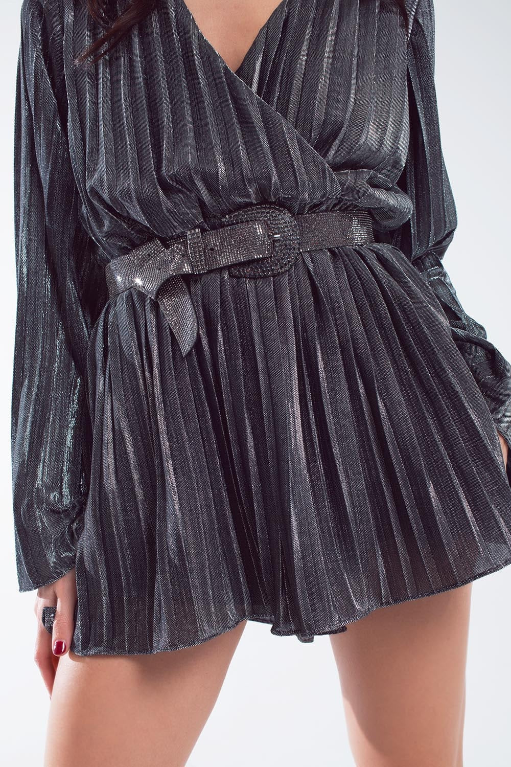 Mono corto de brillo en plata con escote en V