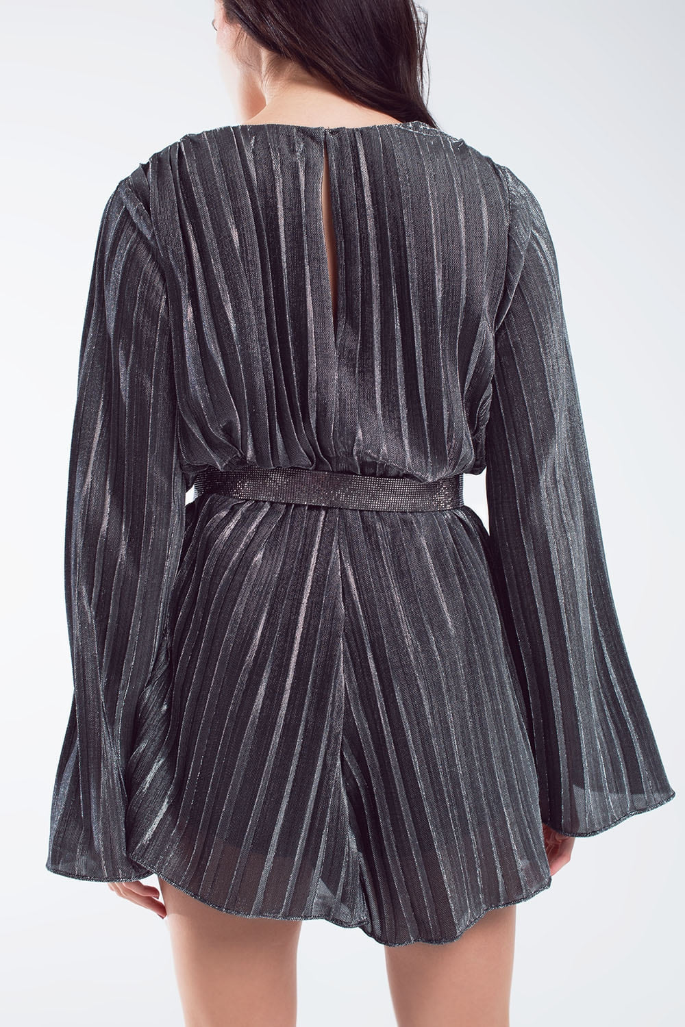 Mono corto de brillo en plata con escote en V