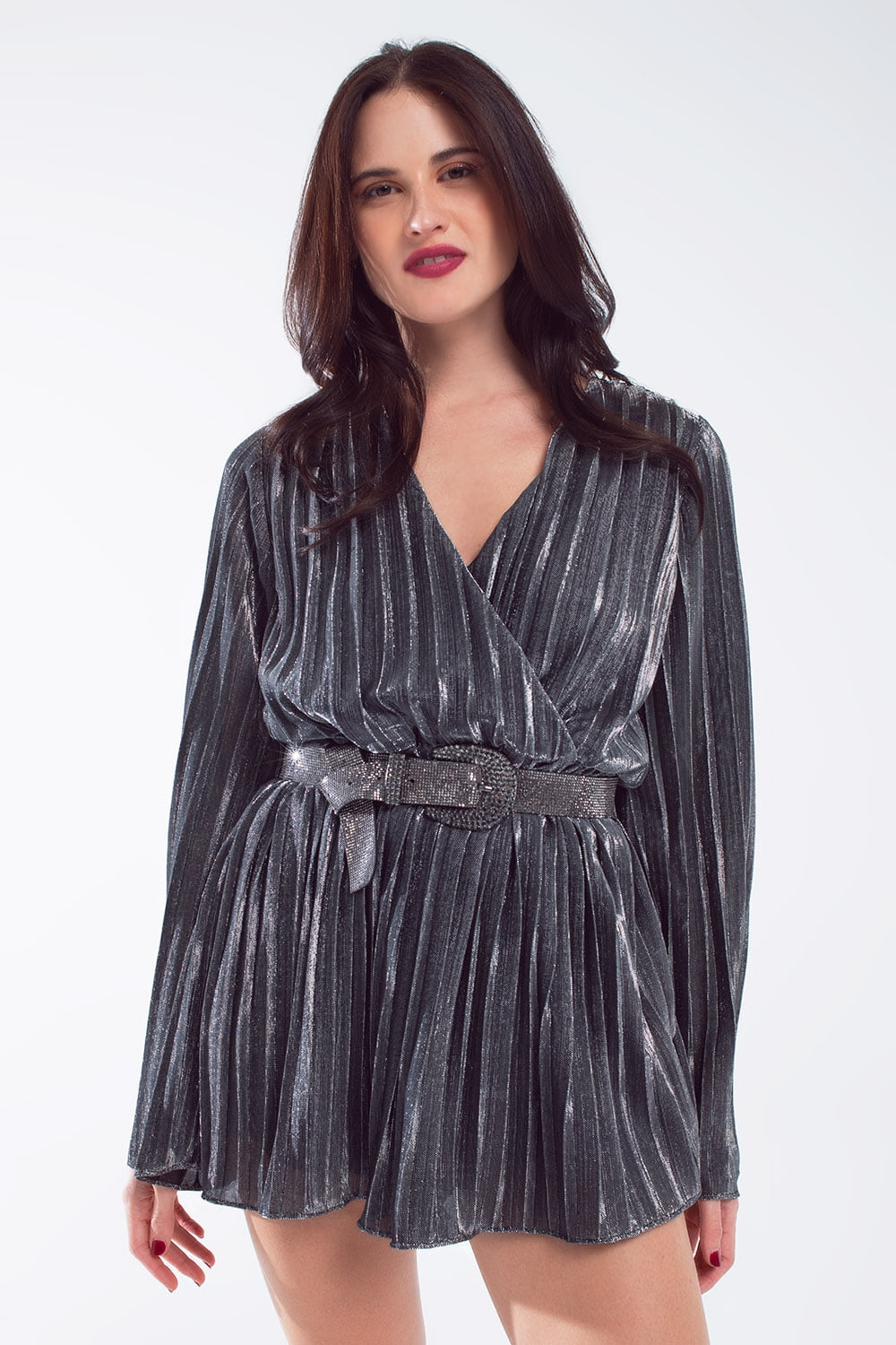 Mono corto de brillo en plata con escote en V