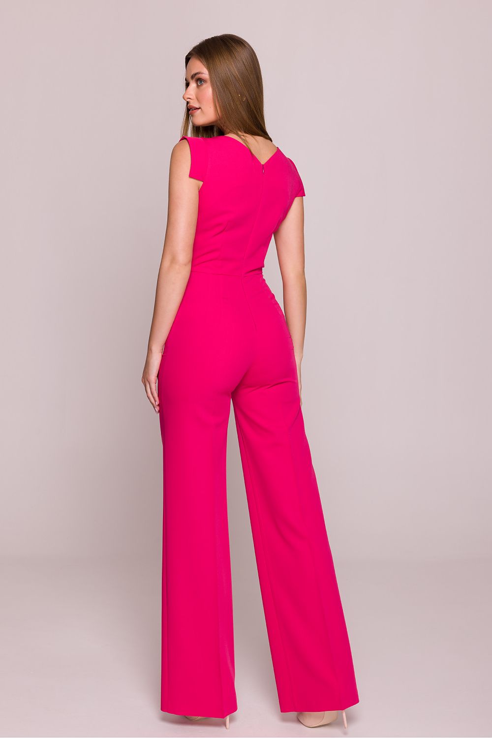  Vista trasera del mono fucsia con cierre invisible y diseño entallado